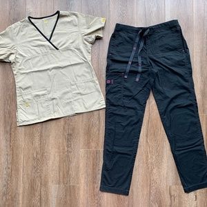 WonderWink Pair of Scrubs, Top (S) & Pants (M)